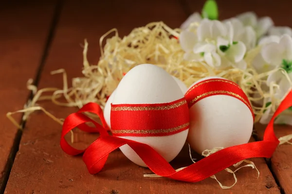 Œufs de fête ornés d'un ruban rouge - symbole des vacances de Pâques — Photo