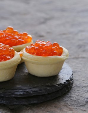 gurme tartlets taş bir plaka üzerinde kırmızı havyar ile