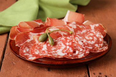 kurutulmuş sosis et (salam, jambon, salam dilimlenmiş)