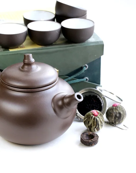 Set para tomar un té tradicional (tetera, tazas y varios tipos de té ) — Foto de Stock