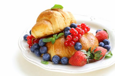 taze kruvasan kahvaltı vintage plaka üzerinde çilek ile