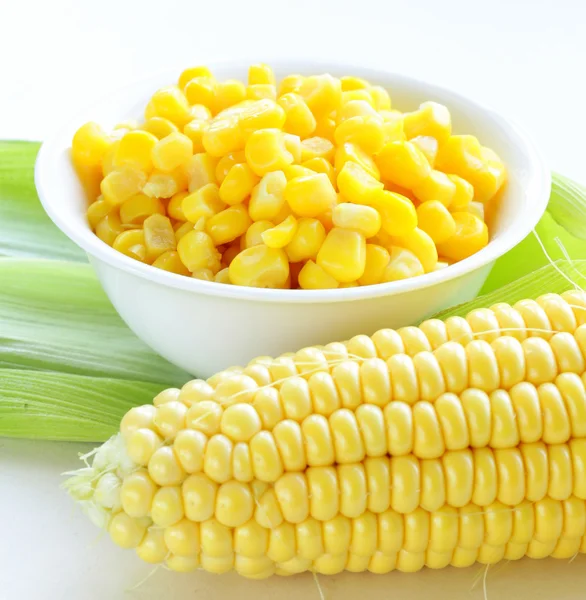 Canned corn in a bowl and fresh cobs — Stock Photo, Image
