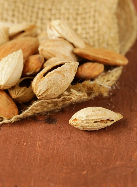 Pile of peeled and inshell almonds - delicious and healthy nuts — Stock Photo, Image