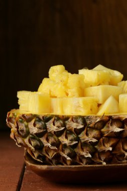 ahşap bir tabağa dilimlenmiş tatlı ananas