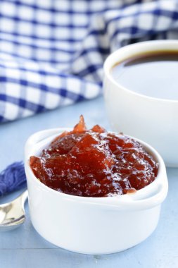 Kahvaltıda kahve ile çilek reçeli