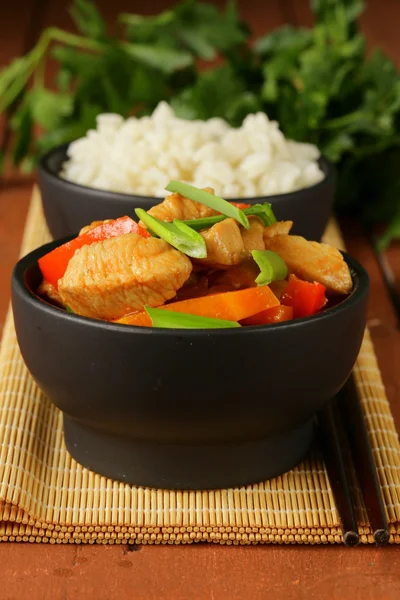 Faire frire le poulet aux légumes dans une sauce aigre-douce — Photo