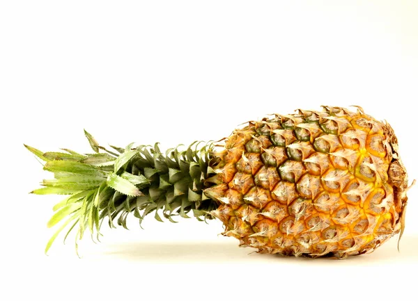 Reife saftige Bio-Ananas auf weißem Hintergrund — Stockfoto