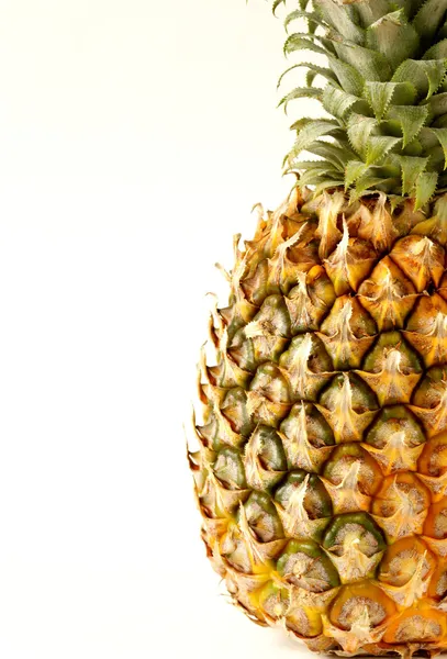 Reife saftige Bio-Ananas auf weißem Hintergrund — Stockfoto