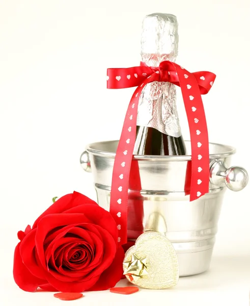 Romantik natürmort şampanya, gül, hediyeler, çikolata — Stok fotoğraf