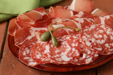 kurutulmuş sosis et (salam, jambon, salam) ahşap bir tahta üzerinde devam eder dilimlenmiş