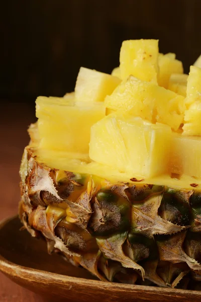 Dessert ananas affettato su un piatto di legno — Foto Stock