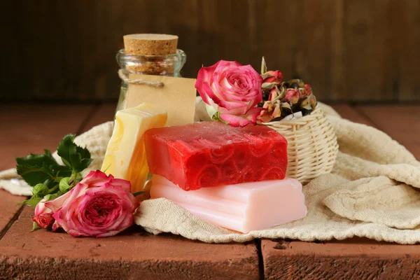 手工皂的一张小木桌上的玫瑰的香味 — 图库照片