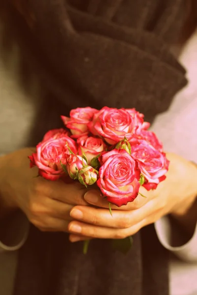 Ramo de rosas rosadas en manos femeninas (tonificación en estilo retro ) — Foto de Stock