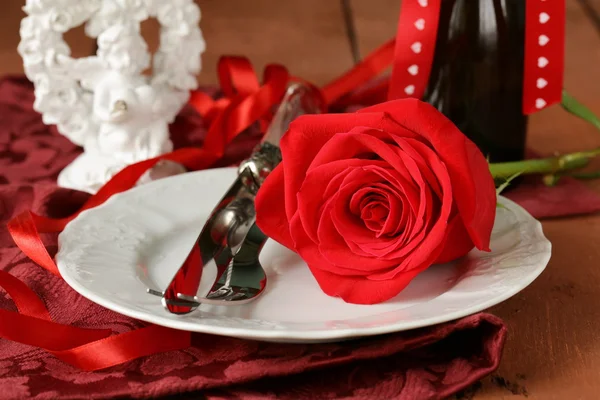 Romantische Tischdekoration mit Rosen für den Feiertag St. Valentin — Stockfoto