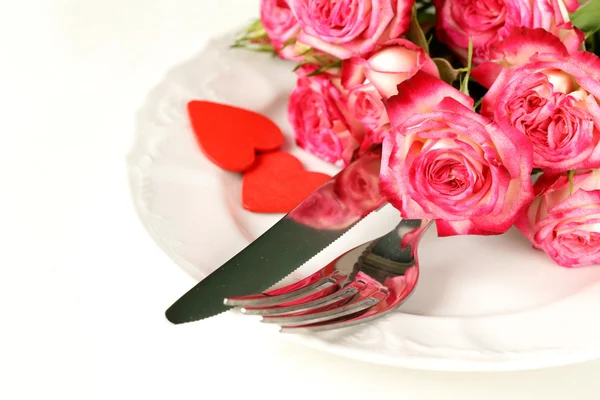 Apparecchiatura di tavola romantica con roses per la vacanza S. Valentino — Foto Stock