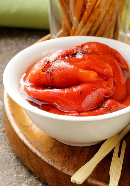 Grilled red bell pepper in a white bowl on wooden table — Stock Photo, Image