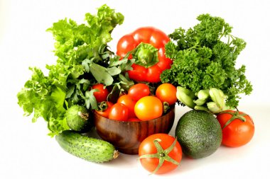 çeşitli sebzeler (avokado, salatalık, maydanoz, biber, domates)