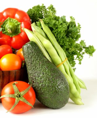 çeşitli sebzeler (avokado, salatalık, maydanoz, biber, domates)