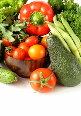 çeşitli sebzeler (avokado, salatalık, maydanoz, biber, domates)