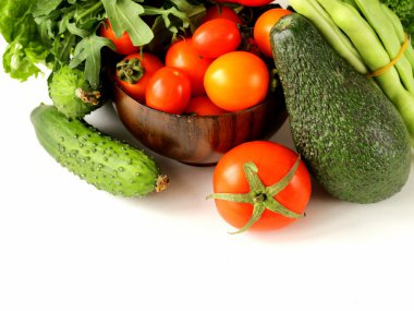 çeşitli sebzeler (avokado, salatalık, maydanoz, biber, domates)