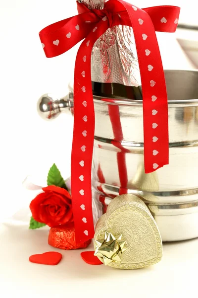 Romantiska stilleben champagne, rosor, presenter, choklad — Stockfoto