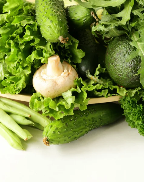 Verschillende groene groenten (avocado, groene erwten, komkommers, peterselie, sla) — Stockfoto