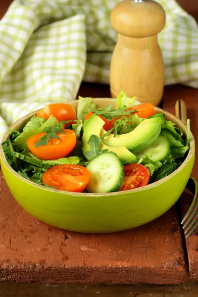 Salada de legumes com abacate e tomates em estilo rústico — Fotografia de Stock