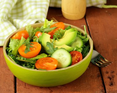 avokado ve rustik tarzda domates sebze salatası