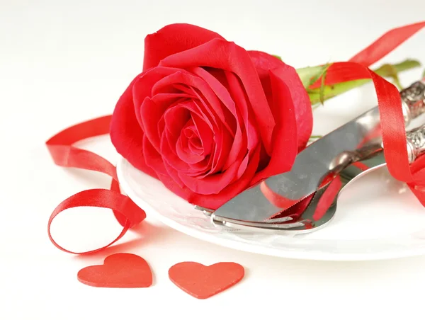 Cenário de mesa romântico com rosas para o feriado São Valentim — Fotografia de Stock