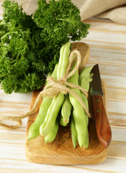 Bunch kacang hijau segar di papan dapur — Stok Foto