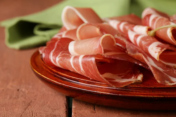 Viande de saucisse séchée tranchée (jambon, prosciutto, salami) servie sur une planche de bois — Photo