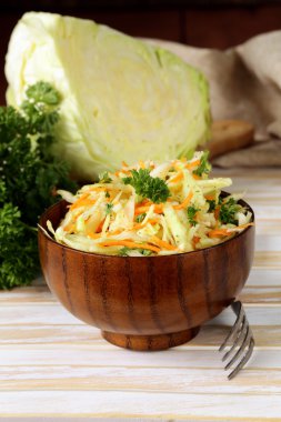 geleneksel lahana salatası (lahana salatası, havuç ve mayonez)