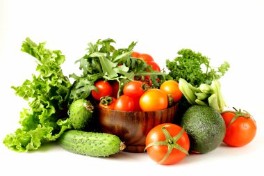 çeşitli sebzeler (avokado, salatalık, maydanoz, biber, domates)