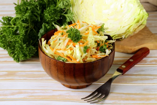 Tradiční zelný salát (zelí salát, mrkev a majonézou) — Stock fotografie
