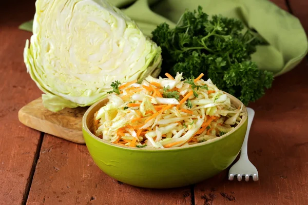 Ensalada de col tradicional (ensalada de col, zanahoria y mayonesa ) —  Fotos de Stock