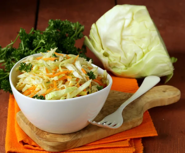 Ensalada de col tradicional (ensalada de col, zanahoria y mayonesa ) —  Fotos de Stock