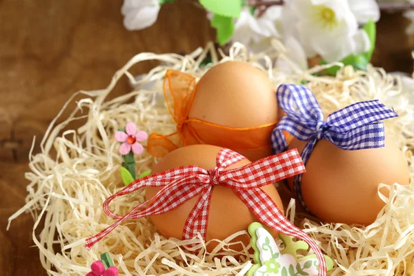 Decorative easter eggs on wooden background (Easter) — Stock Photo, Image