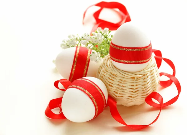 Świąteczne jaja ozdobiony czerwoną wstążką - symbolem Świąt Wielkanocnych — Zdjęcie stockowe