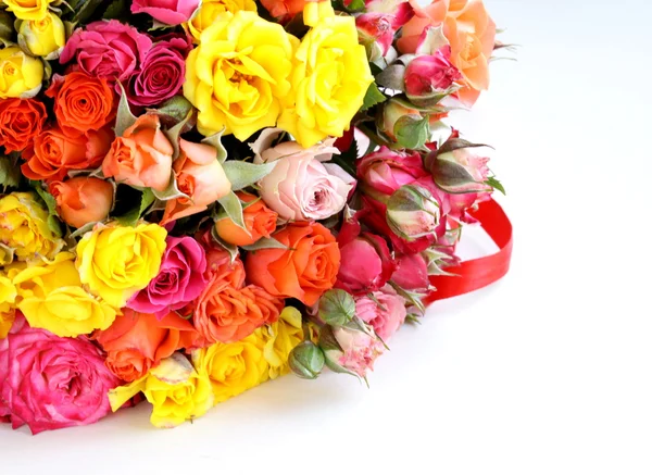 不同颜色的玫瑰 （黄色、 红色、 粉色) 可能用作背景 — 图库照片