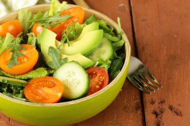 avokado ve rustik tarzda domates sebze salatası