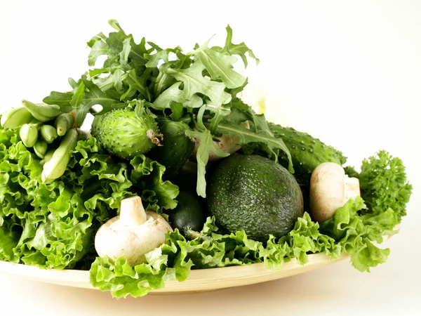 Různé zelené zeleniny (avokádo, zelený hrášek, okurky, petržel, salát) — Stock fotografie