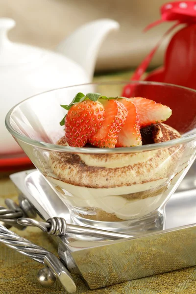 Italian dessert tiramisu decorated with strawberries in a glass beaker — Stock Photo, Image