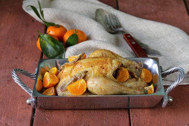 otlar ve baharatlar ile ev yapımı tavuk