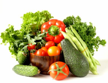 çeşitli sebzeler (avokado, salatalık, maydanoz, biber, domates)