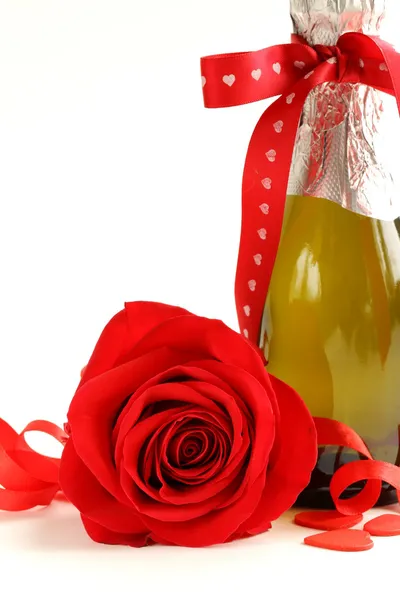 Bodegón romántico champán, rosas, regalos, chocolate — Foto de Stock