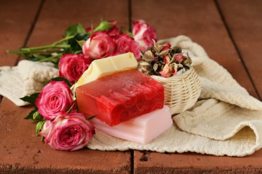 ahşap bir masa üzerine gül kokusu ile el yapımı Sabun