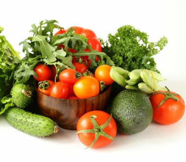 çeşitli sebzeler (avokado, salatalık, maydanoz, biber, domates)