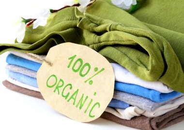 Organik etiketli renkli giysi yığını