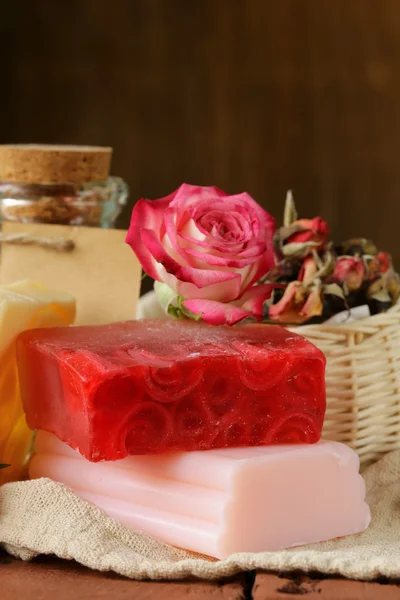 木製のテーブルにバラの香りを持つ手作り石鹸 — ストック写真