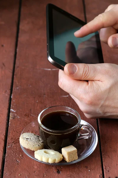 Tasse de café pour un homme d'affaires avec tablette numérique en arrière-plan — Photo